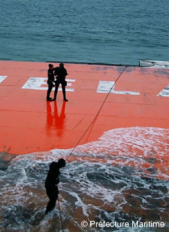Divers securing cutting lines, 'Missed the Boat' 2005 Michelle Atherton